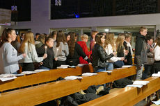 Firmvorbereitung mit Tauferinnerungsgottesdienst in St. Maria, Wolfhagen (Foto: Karl-Franz Thiede)